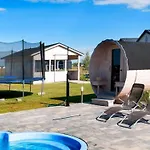Homes With Pool, Jacuzzi And Sauna Prázdninový dům Gąski